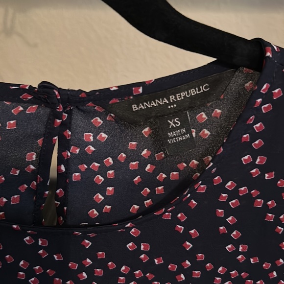 NWOT Navy and Pink Banana Republic XS Blouse - Picture 3 of 4